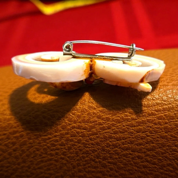 Rare Find Vintage 1960's brooch Carved seashell with insect and leaves - Picture 3 of 5